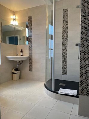 Deluxe Double Room | Bathroom | Free toiletries, towels - Oliwa Park Residence (Gdansk)