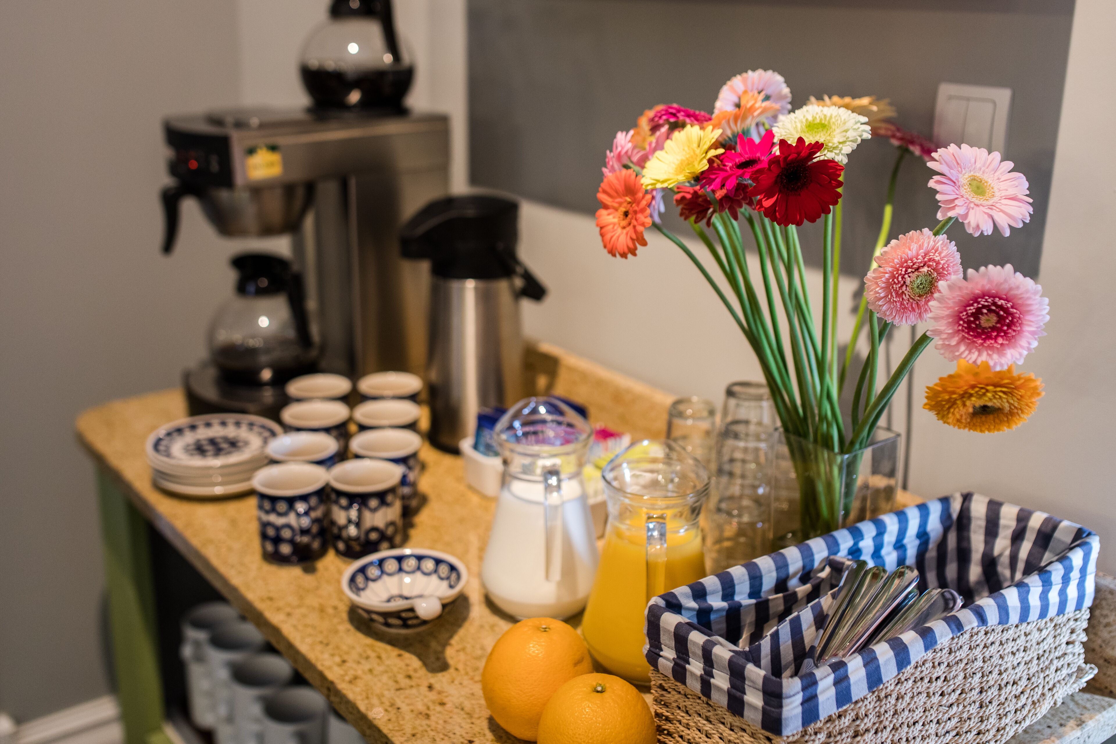 daily buffet breakfast (pln 45 per person)