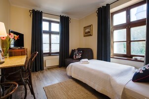 Cofres nos quartos, cortinas blackout, Wi-Fi de cortesia, roupa de cama
