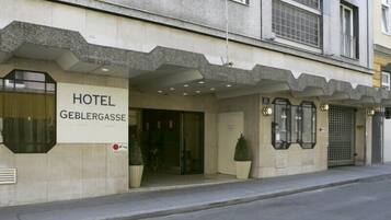 Ein Hotel Eingang mit einem Schild, auf dem 'HOTEL GEBLERGASSE' steht.