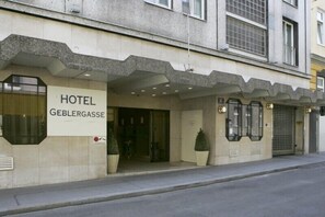 Entrada de un hotel con un letrero que dice "HOTEL GEBLERGASSE".