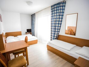 Hypo-allergenic bedding, pillowtop beds, in-room safe, desk - Hotel Geblergasse (Vienna)