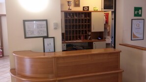 ฝ่ายต้อนรับ