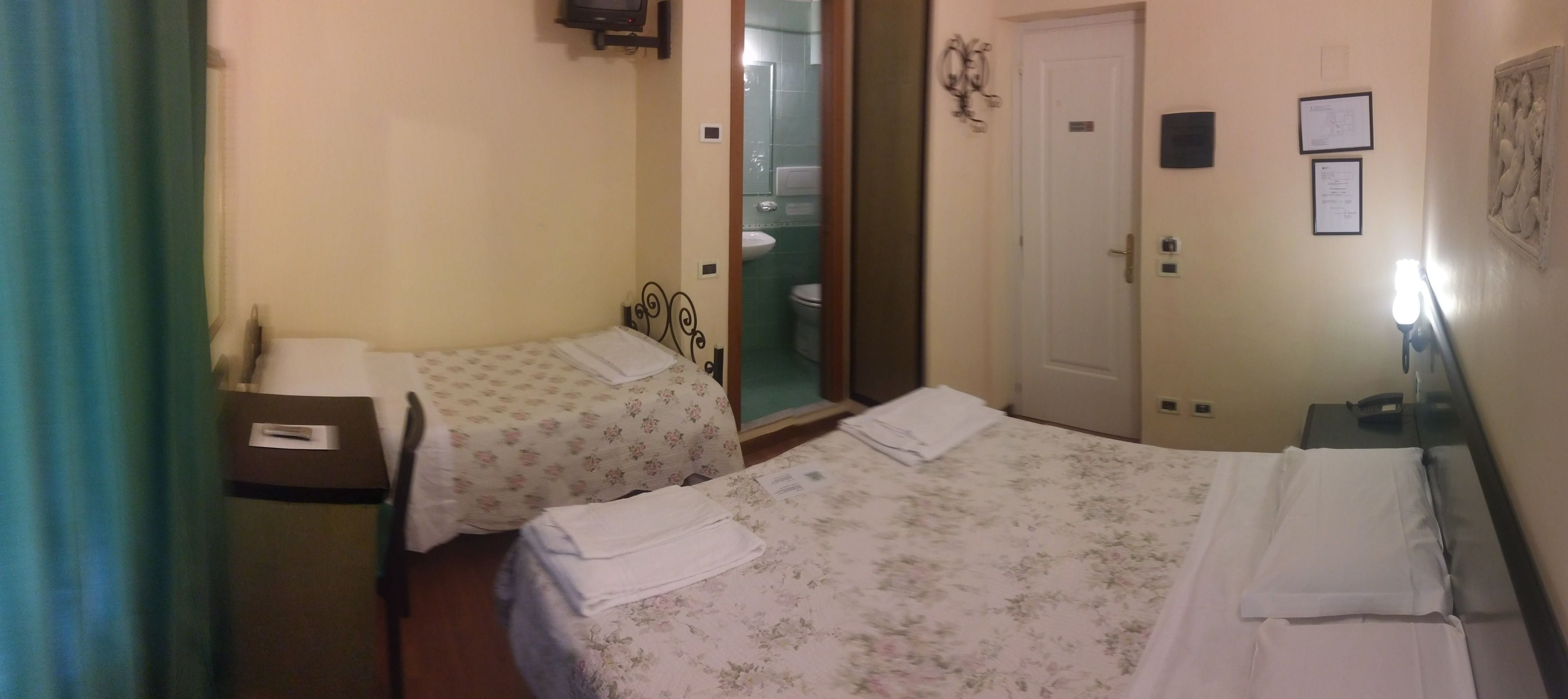 basic triple room | 1 bedroom, in-room safe, desk, blackout curtains