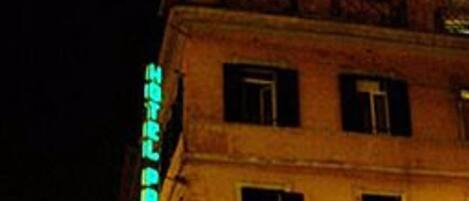 Un edificio con un letrero que dice "HOTEL".