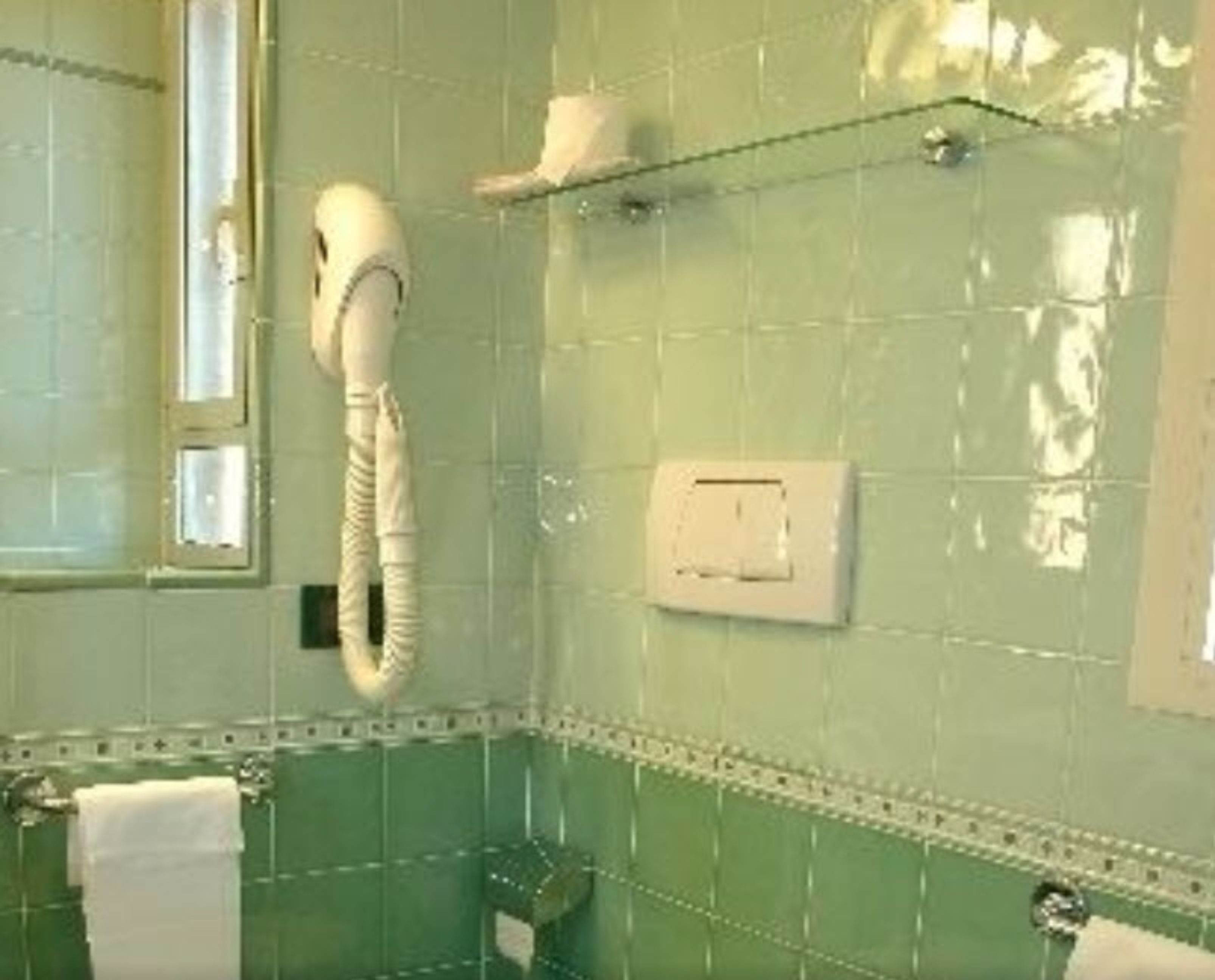 basic triple room | bathroom | free toiletries, hair dryer, bidet, towels