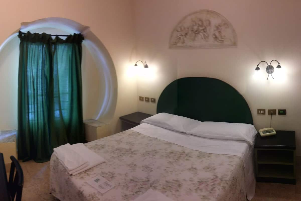 Basic Double Room | Peti besi dalam bilik, meja, langsir/tirai gelap terus