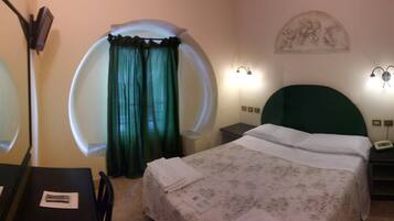 Basic-Doppelzimmer | Zimmersafe, Schreibtisch, Verdunkelungsvorhänge, Bügeleisen/Bügelbrett