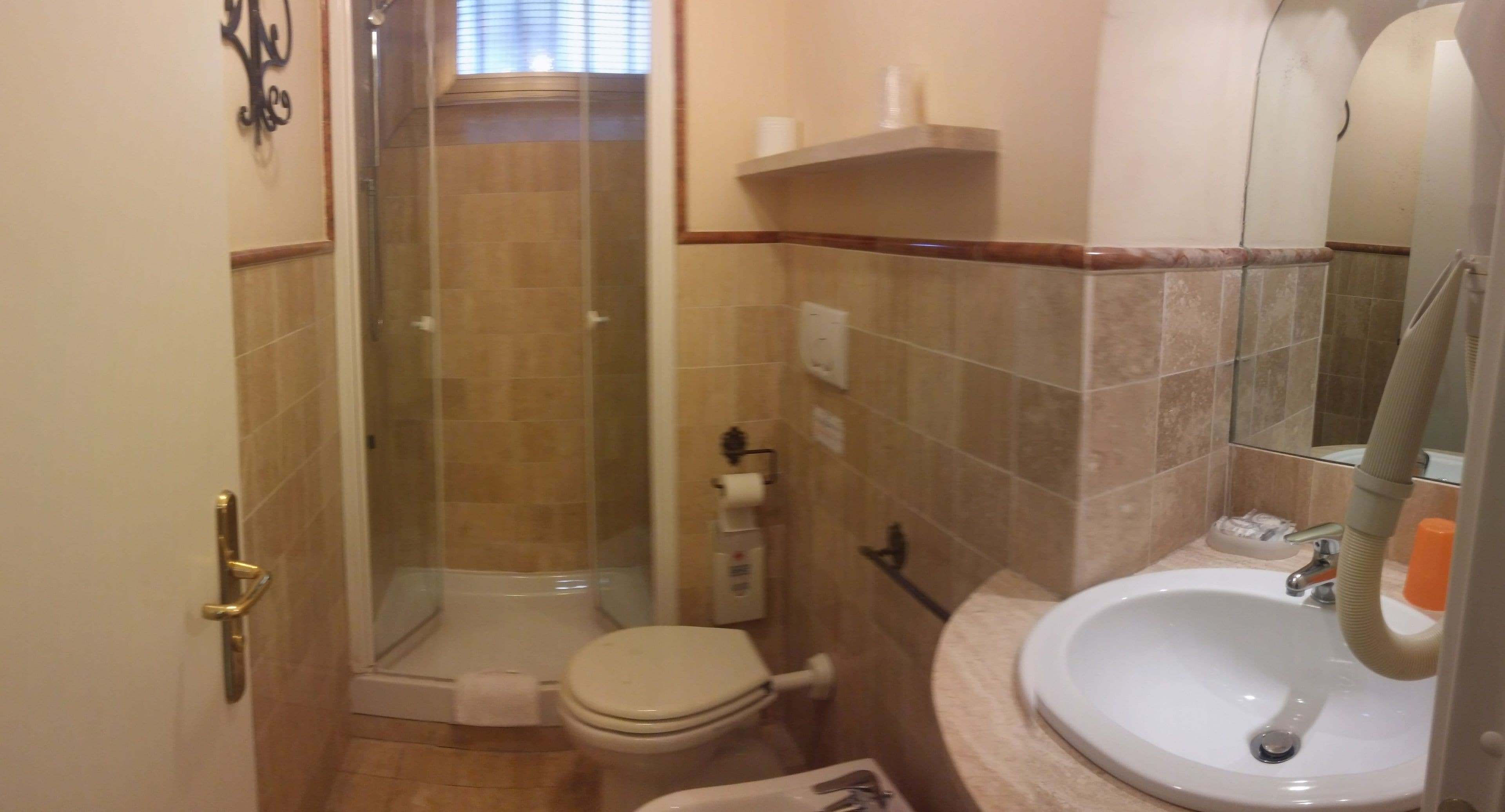 basic double room | bathroom | free toiletries, hair dryer, bidet, towels