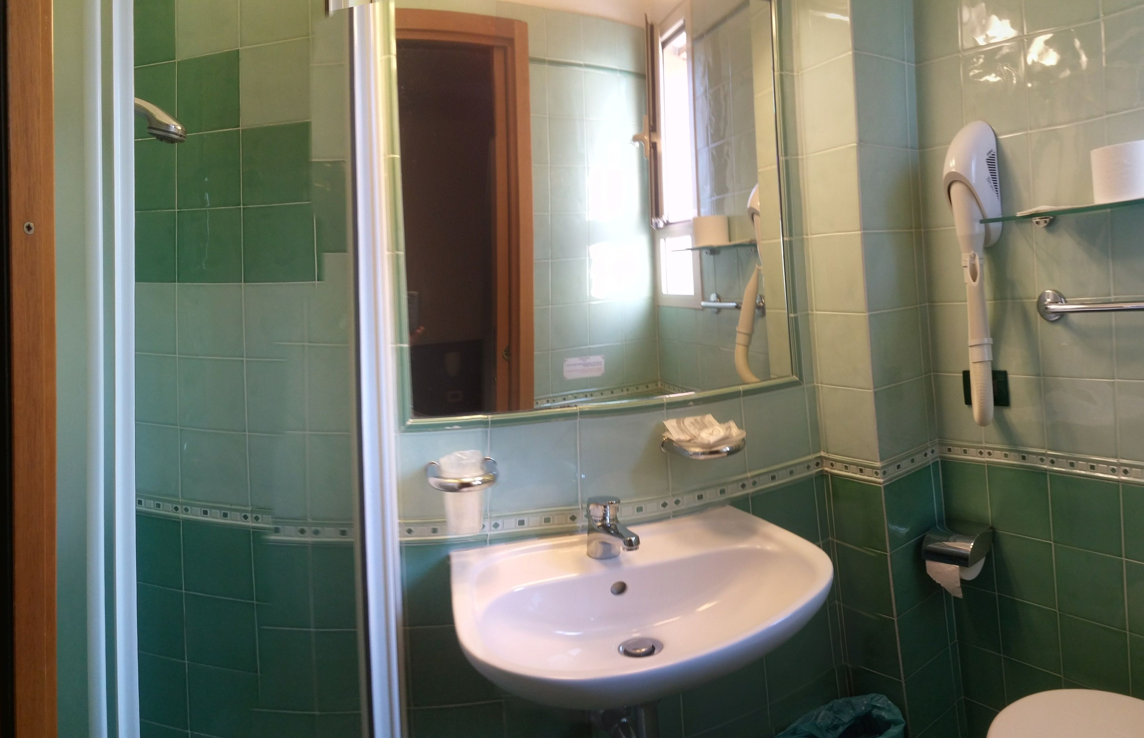 twin basic | bathroom | free toiletries, hair dryer, bidet, towels