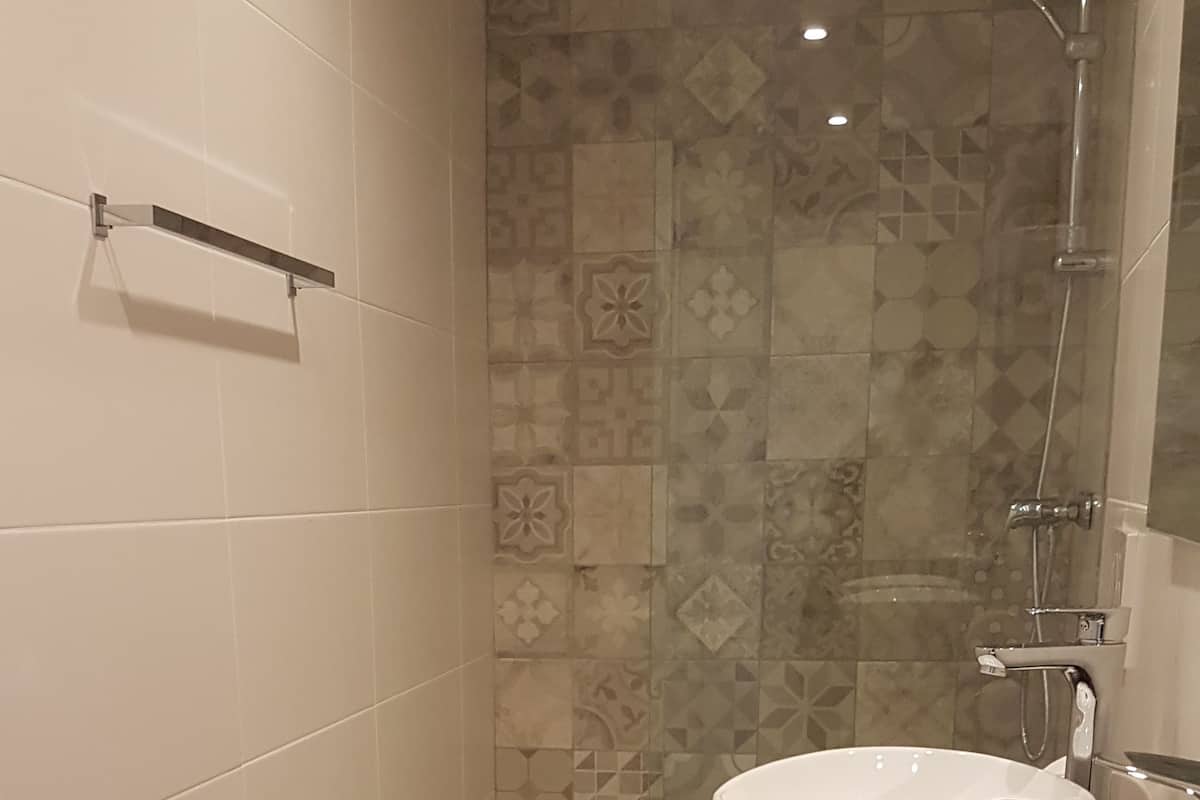 Duş, ücretsiz banyo/kozmetik ürünleri, saç kurutma makinesi, havlu