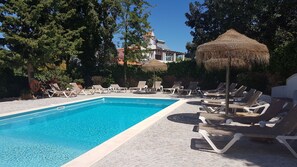 Outdoor pool, sun loungers - Casa do Alto (Loulé)