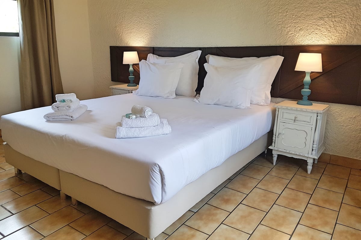 Superior Tek Büyük veya İki Ayrı Yataklı Oda | 2 yatak odası, çarşaf takımı