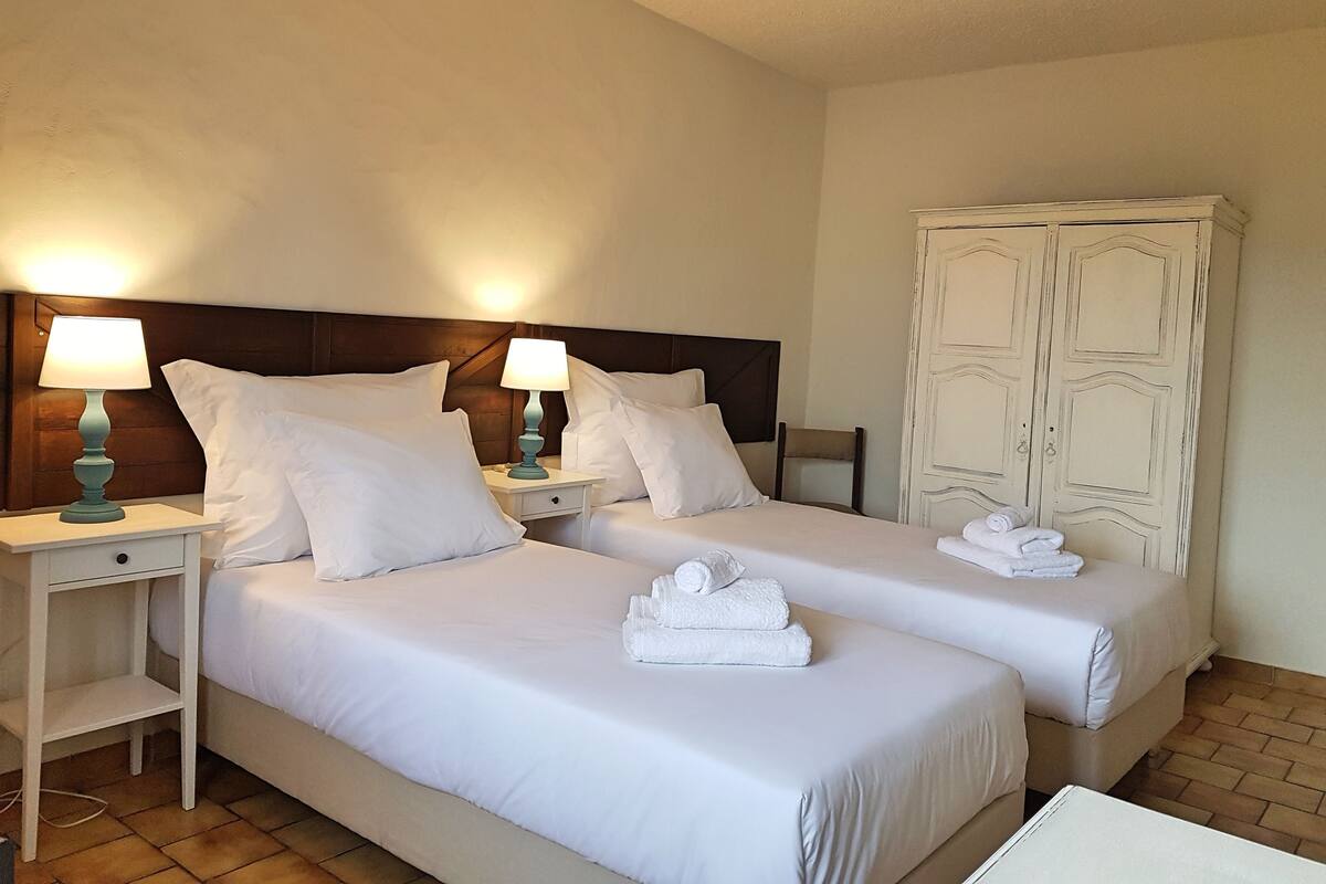 Deluxe Tek Büyük veya İki Ayrı Yataklı Oda, 1 Yatak Odası | 2 yatak odası, çarşaf takımı