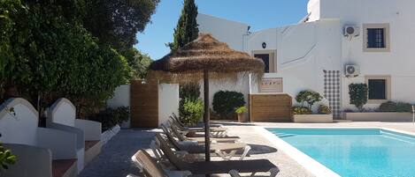 Piscine extérieure, chaises longues