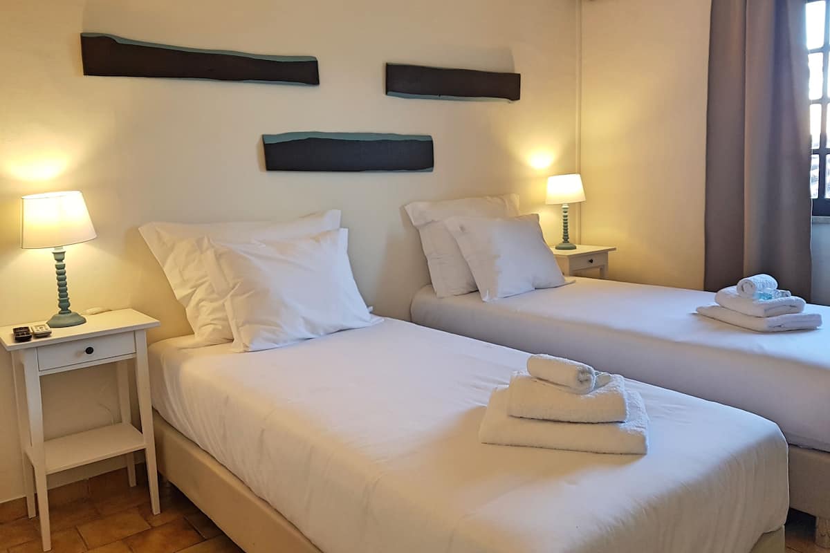 Economy Tek Büyük veya İki Ayrı Yataklı Oda | 2 yatak odası, çarşaf takımı