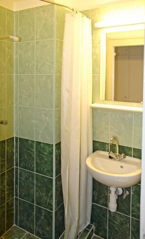 Family room 5 people | Bathroom | Shower, towels - Touring Hotel (Nagykanizsa)