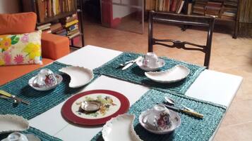 Petit déjeuner préparé sur commande (8 EUR par personne)