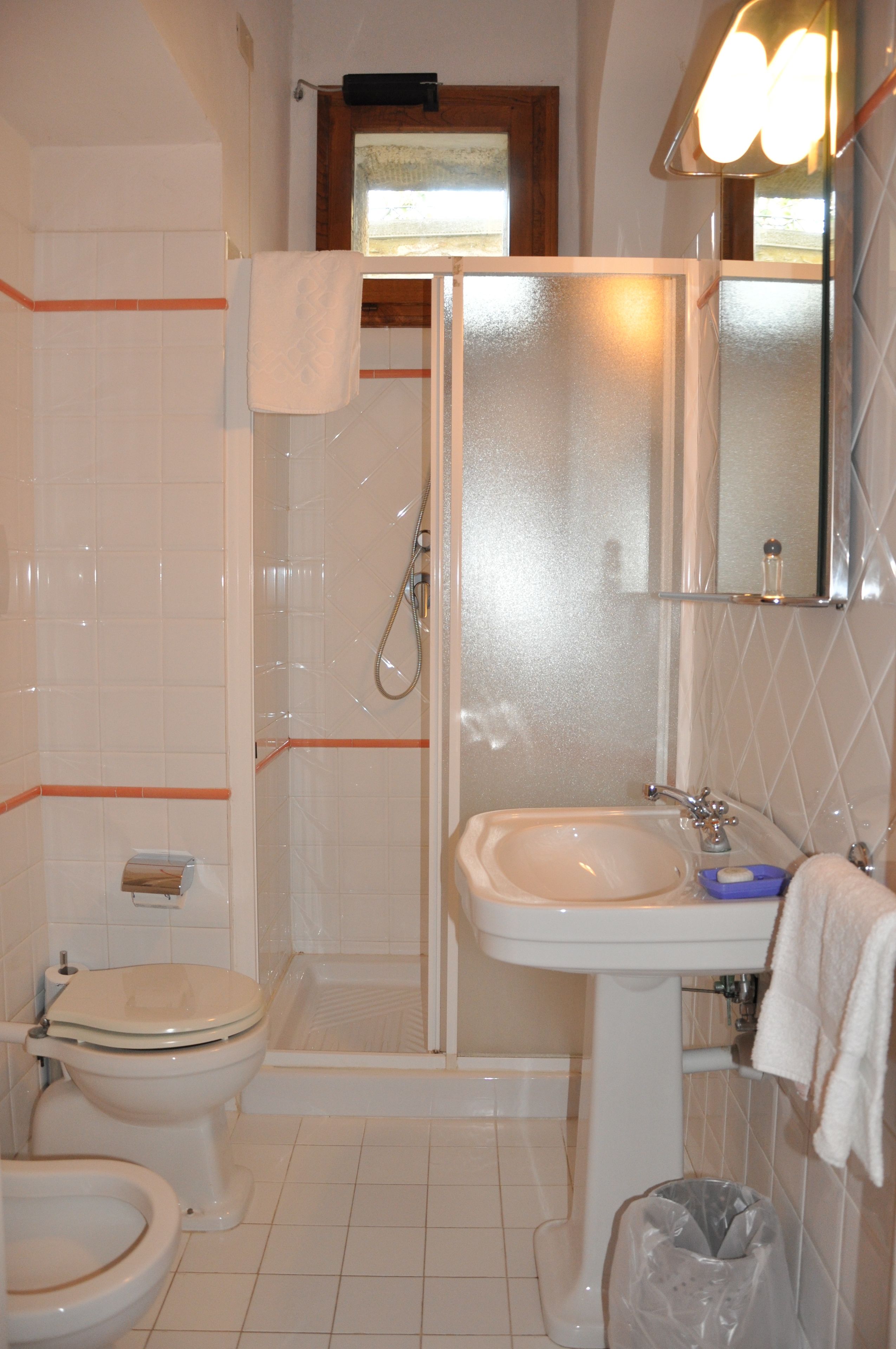 comfort double room | bathroom | free toiletries, hair dryer, bidet, towels
