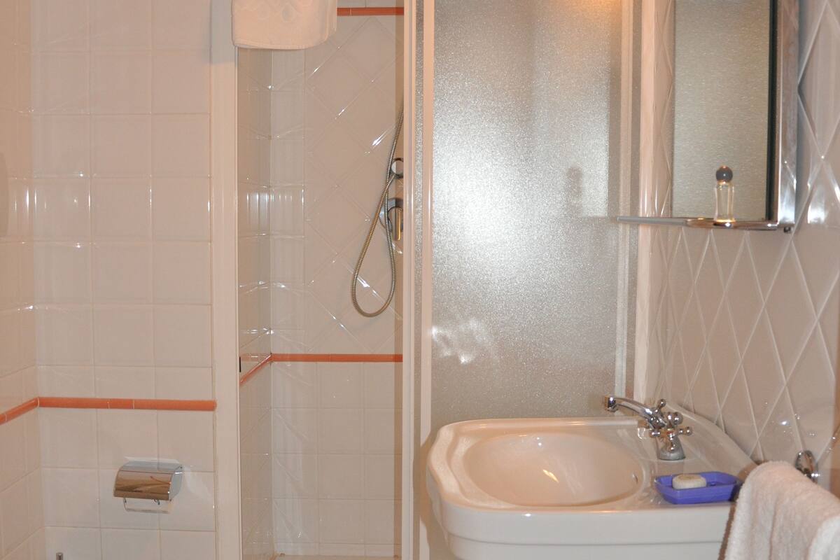 comfort double room | bathroom | free toiletries, hair dryer, bidet, towels