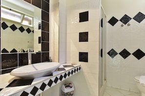 Romantic Double Room, 1 Bedroom, Smoking | Bathroom