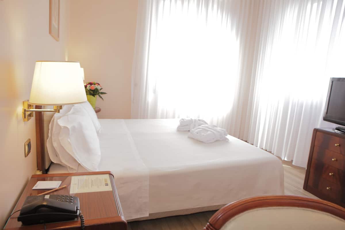 Standard Double Room | Minibar, in-room safe, desk, soundproofing