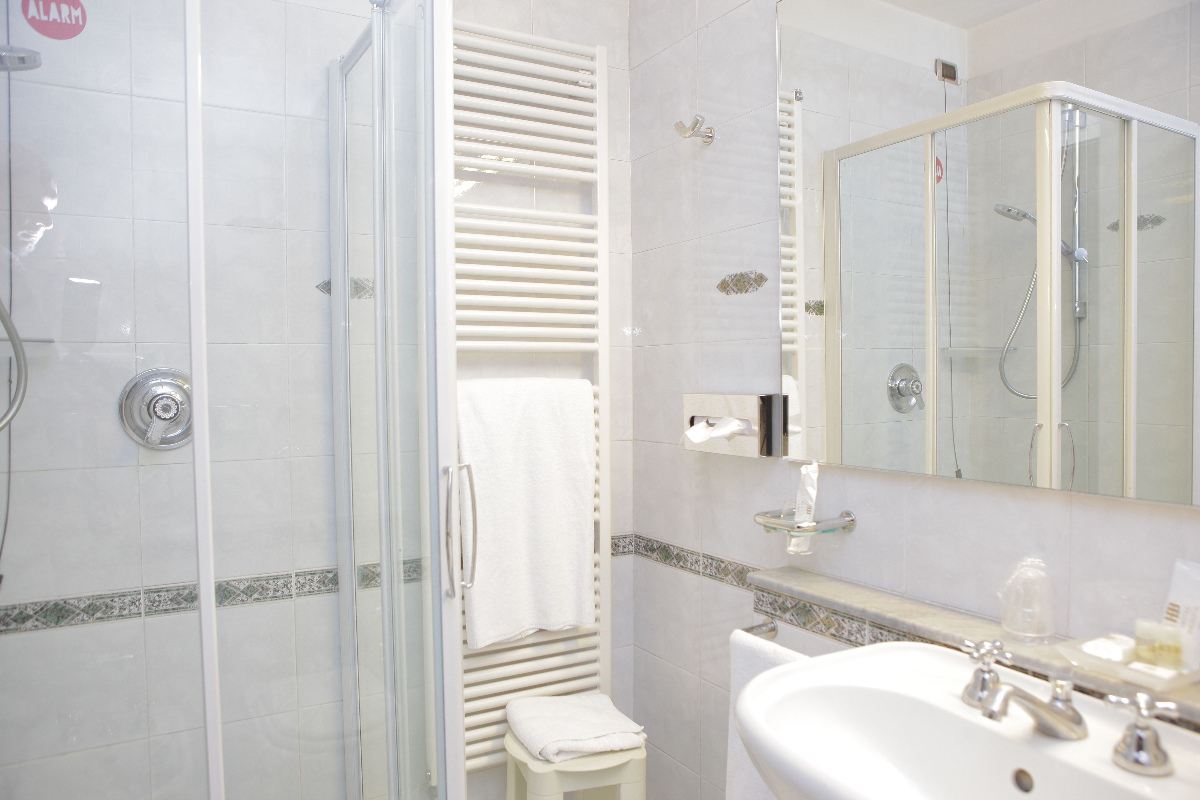 combined shower/bathtub, hydromassage showerhead, free toiletries