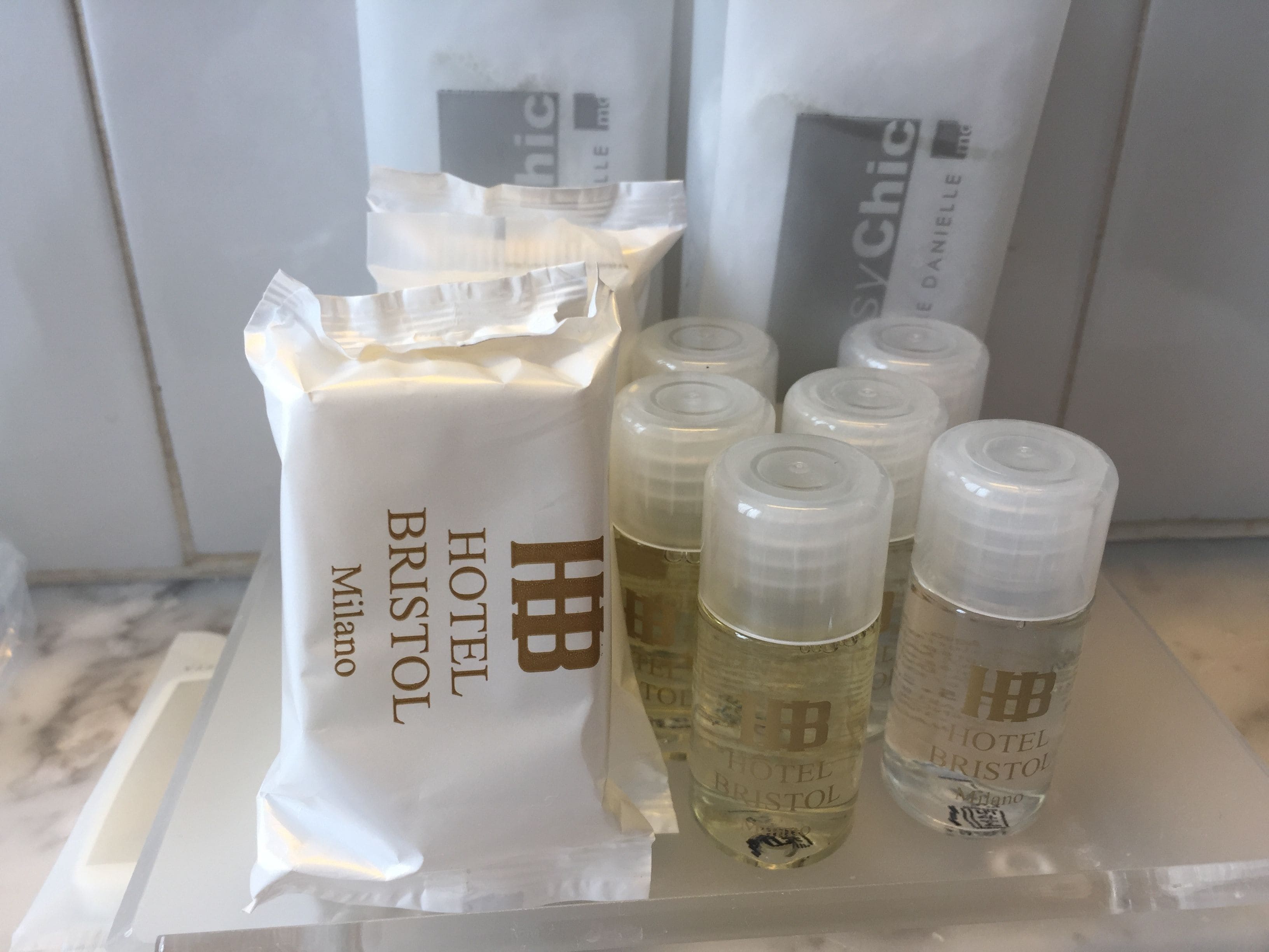 combined shower/bathtub, hydromassage showerhead, free toiletries