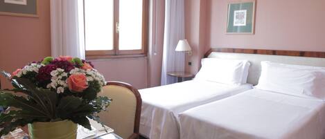 Chambre Standard avec lits jumeaux | Minibar, coffres-forts dans les chambres, bureau, chambres insonorisées