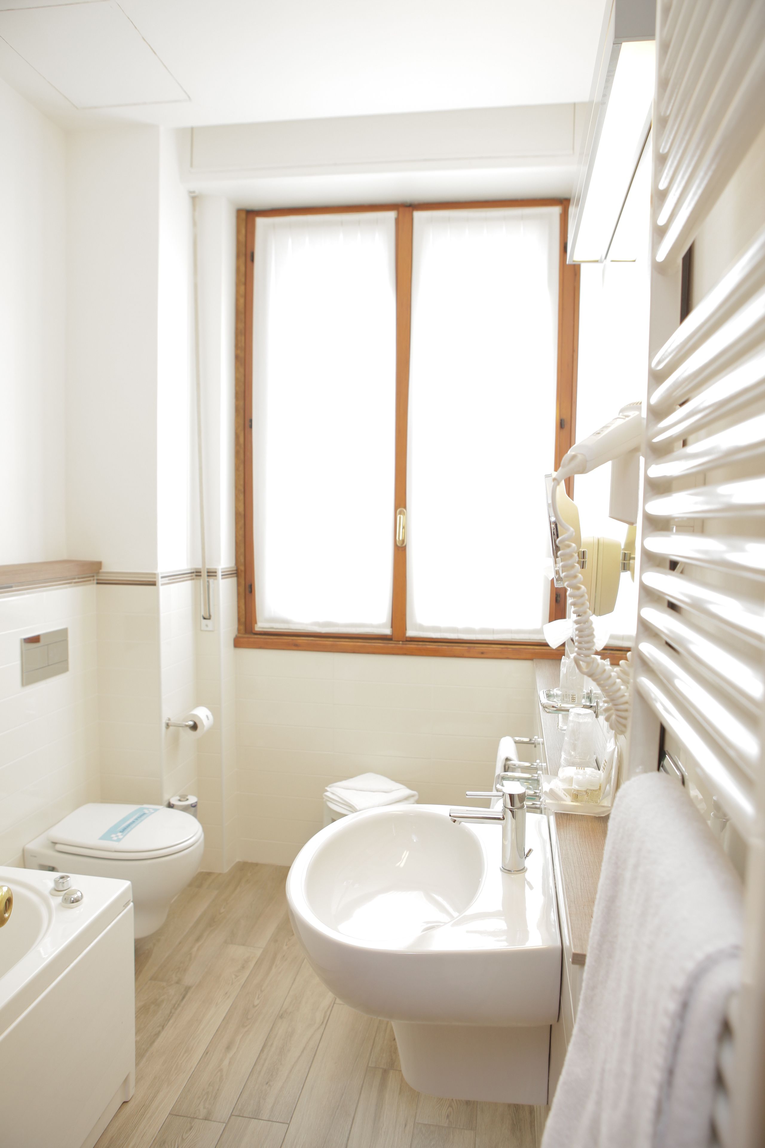 combined shower/bathtub, hydromassage showerhead, free toiletries