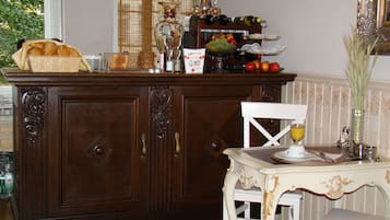 TĂ€gliches inbegriffenes kontinentales FrĂŒhstĂŒck