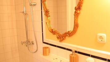 Deep soaking tub, hair dryer, towels