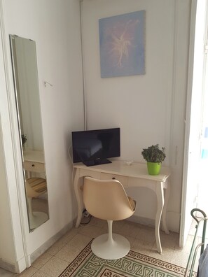 Caja de seguridad en la habitación y escritorio