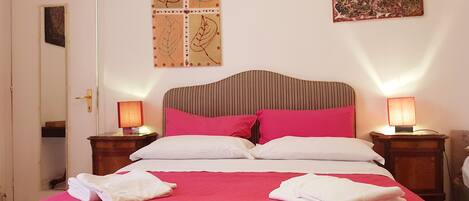 Habitación triple | Caja de seguridad en la habitación y escritorio