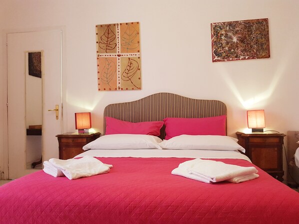 خزنة داخل الغرفة ومكتب ومكواة/لوح كي وواي فاي مجانًا