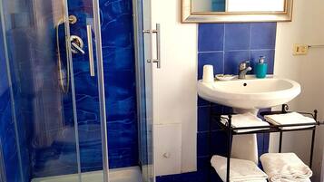 Chambre Triple | Salle de bain | Douche, douche hydromassante, articles de toilette gratuits