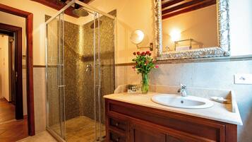 Chambre Double Classique | Salle de bain | Douche, articles de toilette gratuits, sĂšche-cheveux, peignoirs