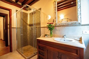 Classic Double Room | Bathroom | Shower, free toiletries, hair dryer, bathrobes - Hotel Torciano Vecchio Asilo (San Gimignano)