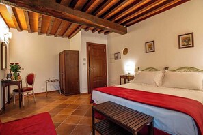 Quarto casal ou duplo, vista para o jardim | Cofres nos quartos, escrivaninha, cortinas blackout