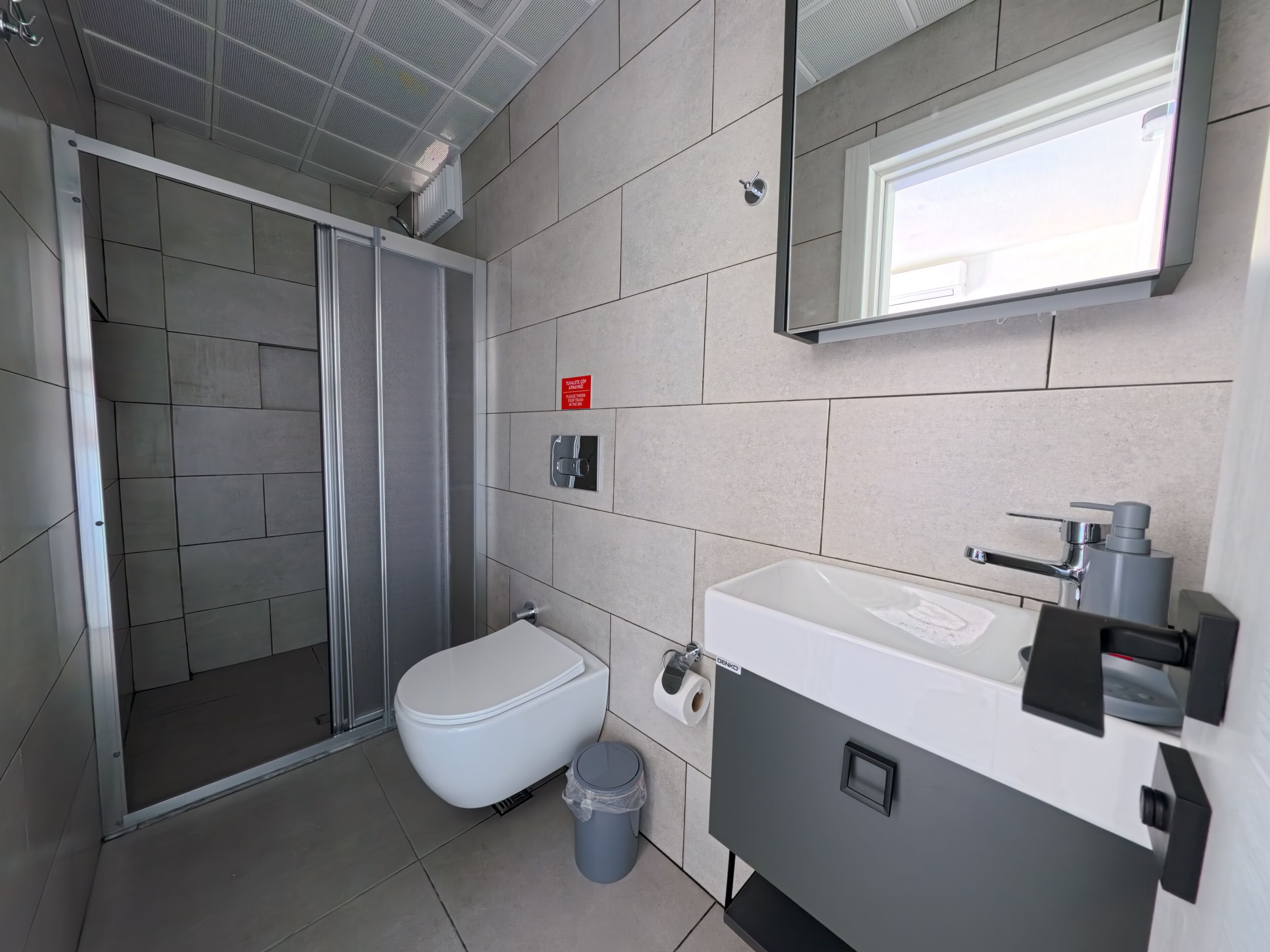 Deniz Manzarali Panaromik Double Oda | Bathroom | Shower, rainfall showerhead, hair dryer, towels