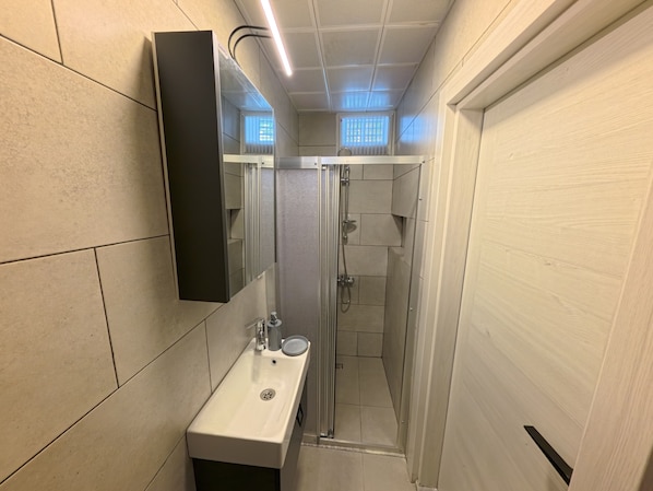Double Tek Yatakli Oda | Bathroom | Shower, rainfall showerhead, hair dryer, towels - Merhaba Pansiyon (Bodrum)