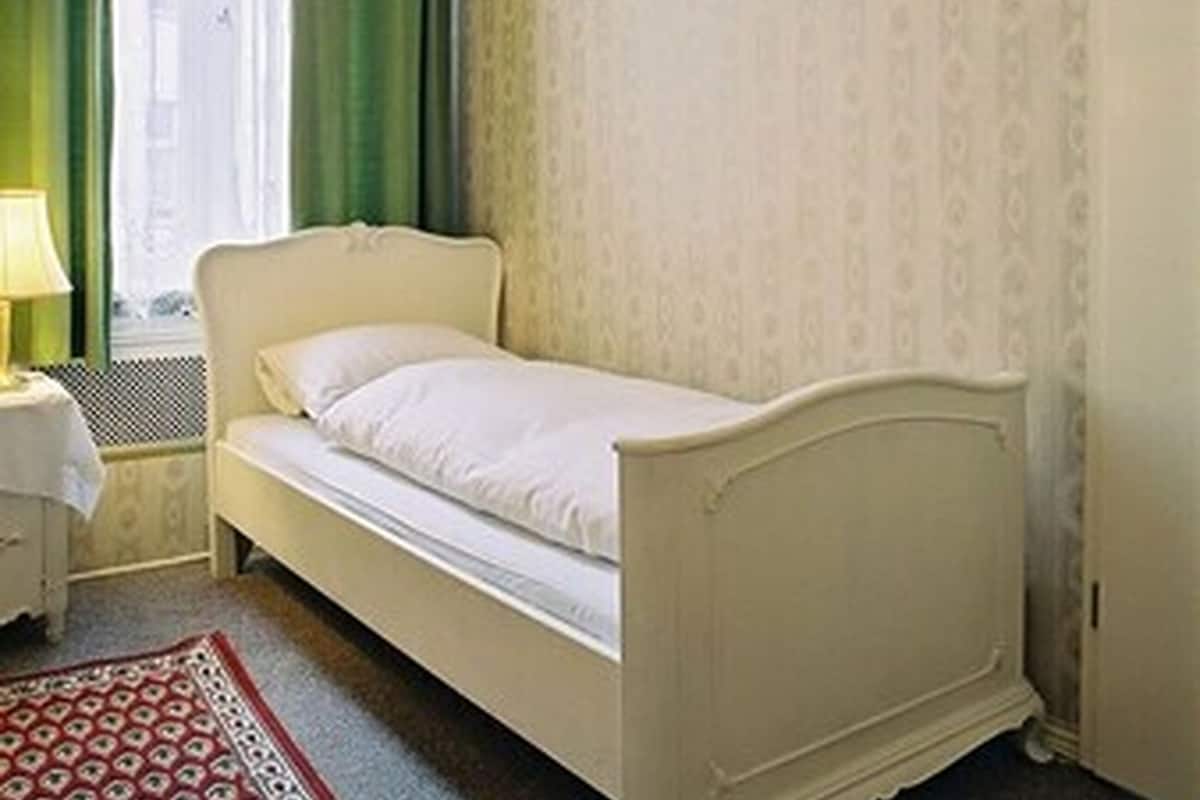 Single Room, Shared Bathroom | In-room safe, desk, iron/ironing board, free WiFi