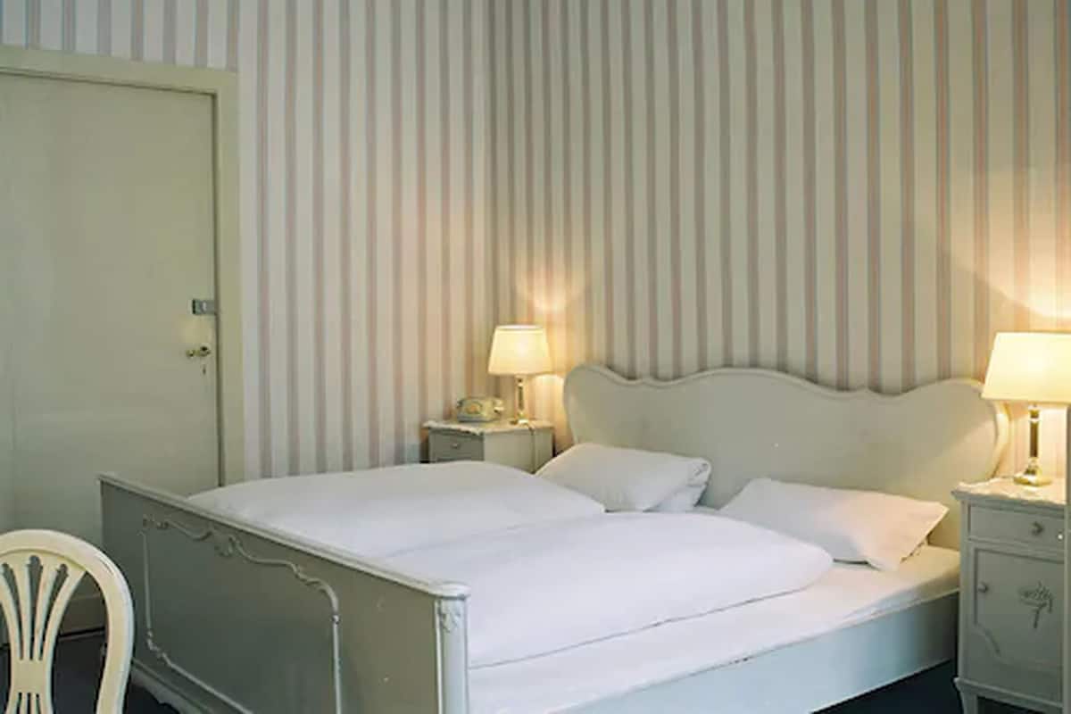 Double Room, Private Bathroom | In-room safe, desk, iron/ironing board, free WiFi