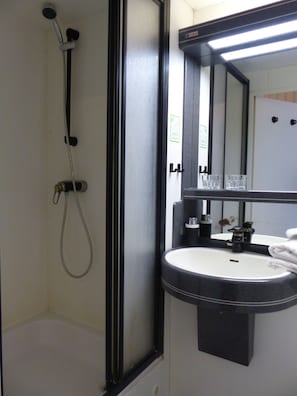 Douche, serviettes fournies