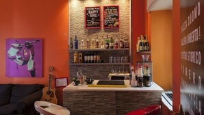 Eine Bar mit einer Steinwand, einer Theke mit Flaschen und einer Speisekarte.