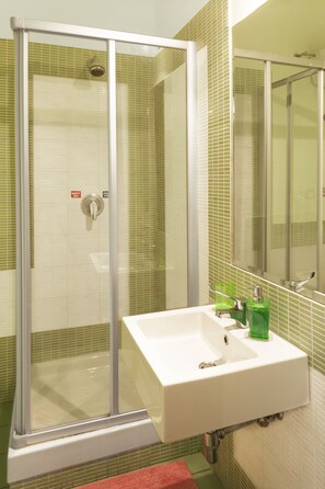Shower, hair dryer, towels - Hostel of the Sun (Naples)