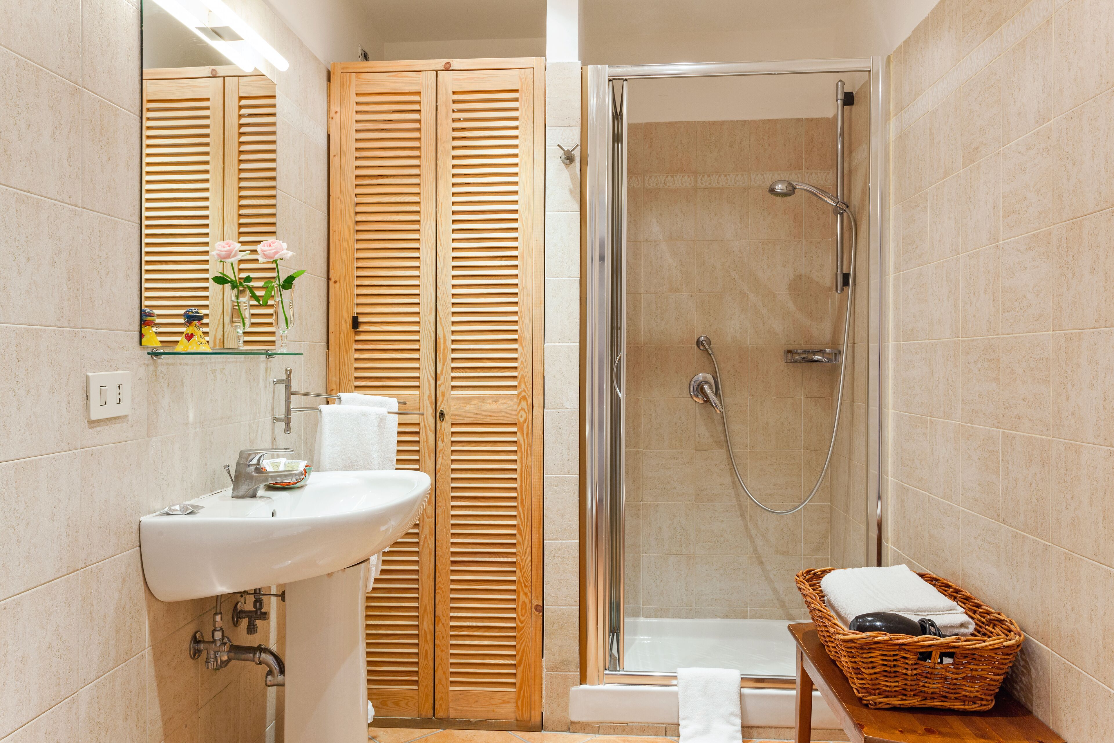 Douche, articles de toilette gratuits, sèche-cheveux