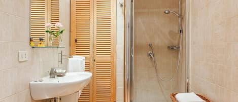 Douche, articles de toilette gratuits, sĂšche-cheveux
