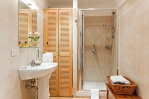 Shower, free toiletries, hair dryer, towels - Gli Artisti (Rome)