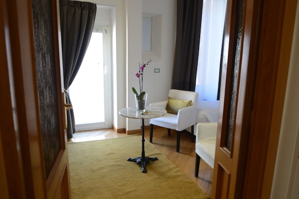 Habitació doble o amb dos llits individuals Deluxe, 1 dormitori, cuina bàsica | Caixa forta a l'habitació i espai de treball apte per a portàtils